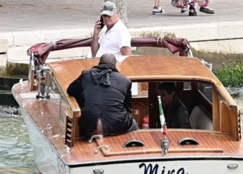 Bilerek frikik verdi! Kanye West, herkesin içinde tekneye binerken pantolonunu indirdi