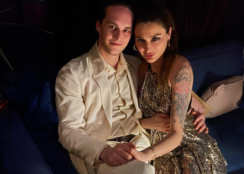 Bilge Öztürk'ten 22 yaş küçük sevgilisiyle dudak dudağa poz