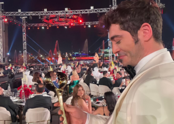 Burak Deniz, Dubai'deki Uluslararası Arap Festivali'nde ödül aldı