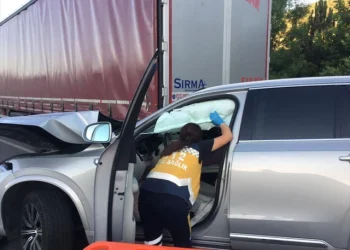 Şarkıcı Tan Taşçı ve menajeri kaza geçirdi