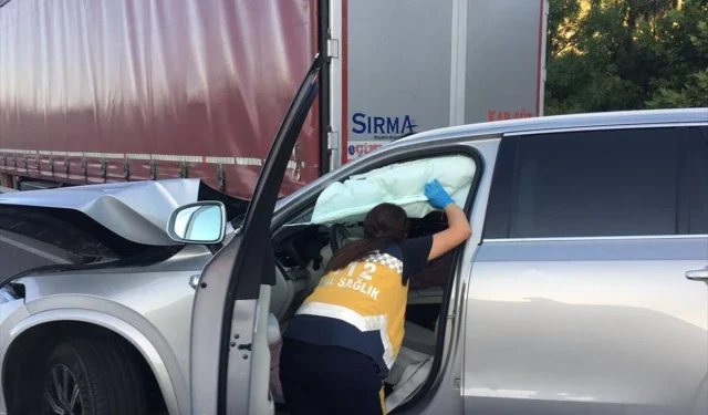 Şarkıcı Tan Taşçı ve menajeri kaza geçirdi