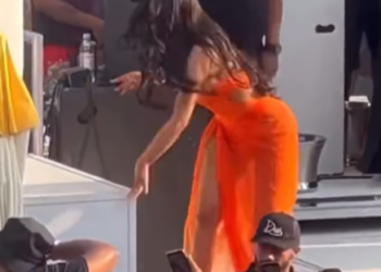 Cardi B, kendisine alkollü içeçek fırlatan seyircinin kafasına mikrofon attı