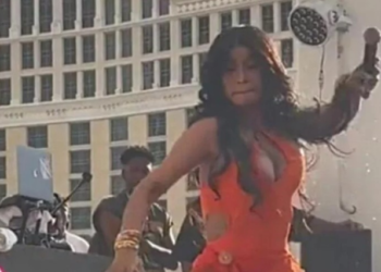 Cardi B'nin hayranına fırlattığı mikrofon 99 bin 900 dolara satıldı