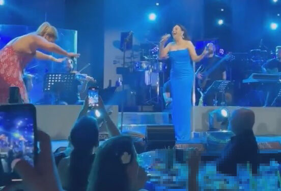 Demet Akalın, düet yaptığı Ebru Gündeş'in sesini duyunca önünde saygıyla eğildi