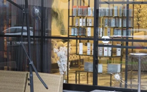 Sosyal medya fenomeni Ece Ronay'a ait güzellik merkezi kurşunlandı