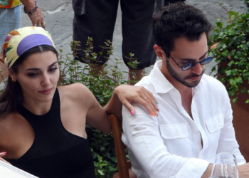 El ele, göz göze! Hakan Sabancı ve Hande Erçel'den romantik gün batımı pozu