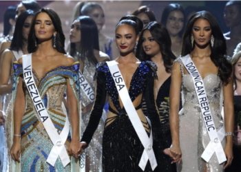 Endonezya'da güzellik yarışmasına katılan adaylar organizatörlerin zoru ile elbiselerini çıkarıp üstsüz poz verdi