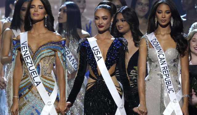 Endonezya'da güzellik yarışmasına katılan adaylar organizatörlerin zoru ile elbiselerini çıkarıp üstsüz poz verdi