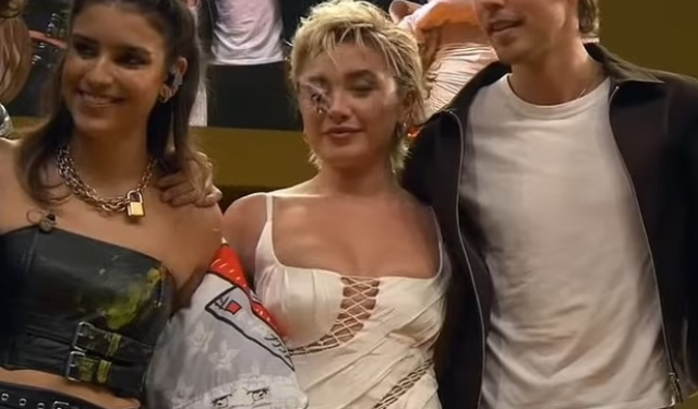 Florence Pugh, Brezilya'da sahnede poz verdiği sırada bir hayranı kafasına sert bir nesne fırlattı