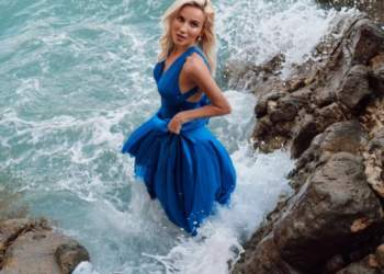 Fotoğraf çekimi sırasında dalgalara kapılan model kayalıklara çarparak yaralandı