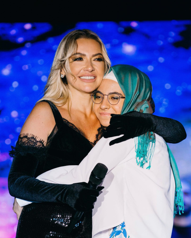 Hadise konserinde göz göze geldiği başörtlü hayranını sahneye çıkardı! Düştüğü not takdir topladı