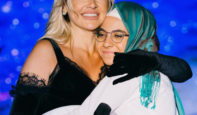 Hadise konserinde göz göze geldiği başörtlü hayranını sahneye çıkardı! Düştüğü not takdir topladı