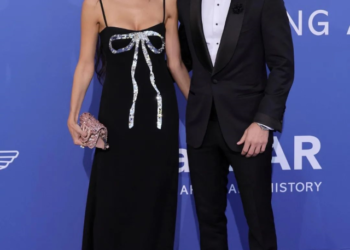 Hakan Sabancı ve Hande Erçel aşkı tam gaz! Romantik pozlarını aynı anda paylaştılar