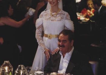 İkiz bebek bekleyen Yasemin Şefkatli, mavi bikinisiyle sere serpe poz verdi