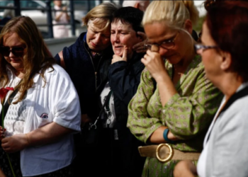 İrlandalı şarkıcı Sinead O'Connor binlerce hayranı tarafından gözyaşları içinde son yolculuğuna uğurland