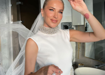 İtalya'dan sonra bir düğün de İstanbul'da yapan Burcu Esmersoy, kalça dekolteli gelinlik giydi