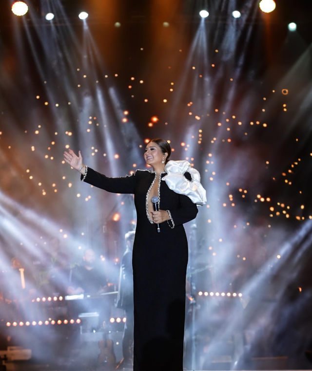 İzmir'de konser veren Sibel Can aldığı kilolarla dikkat çekti