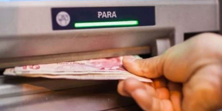 Bankamatik fazla para verince herkes bankamatiklere koştu! ATM’lerde kuyruk oluştu
