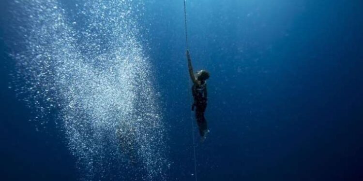 Serbest dalış: İnsanlar tek nefeste daha ne kadar derine inebilir?