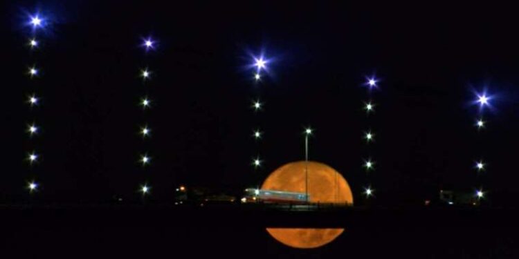 İstanbul’da ‘Mavi Ay’ görsel şölen oluşturdu