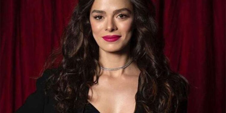 Ünlü oyuncu Özge Özpirinçci ekranlara geri dönüyor