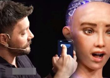 Oğuzhan Uğur’un cevabı gündem oldu… Mevzular Açık Mikrofon’da Robot Sophia’dan tartışma yaratan sözler: ‘Siz insanlar biraz zavallısınız’