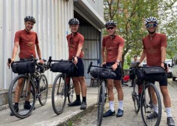 Dünya turuna çıkan Danimarkalı bisikletçiler Hopa’da mola verdi