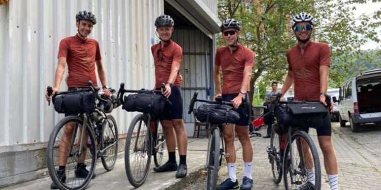 Dünya turuna çıkan Danimarkalı bisikletçiler Hopa’da mola verdi