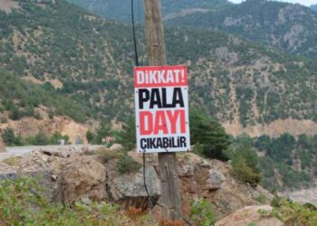 Sürücüler anlam veremiyor… Görülmemiş uyarı tabelası!