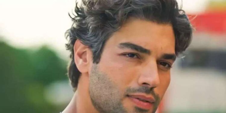 Rolü gerçek oldu: Ünlü oyuncu Şükrü Özyıldız Galataport’ta kapkaççı yakaladı