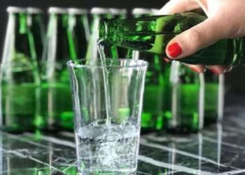 ‘Aşırı maden suyu tüketimi böbrek taşı riskini artırabilir’