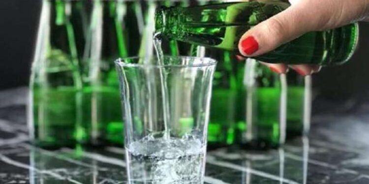 ‘Aşırı maden suyu tüketimi böbrek taşı riskini artırabilir’