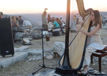 20 asırlık tapınakta gün batımı konseri