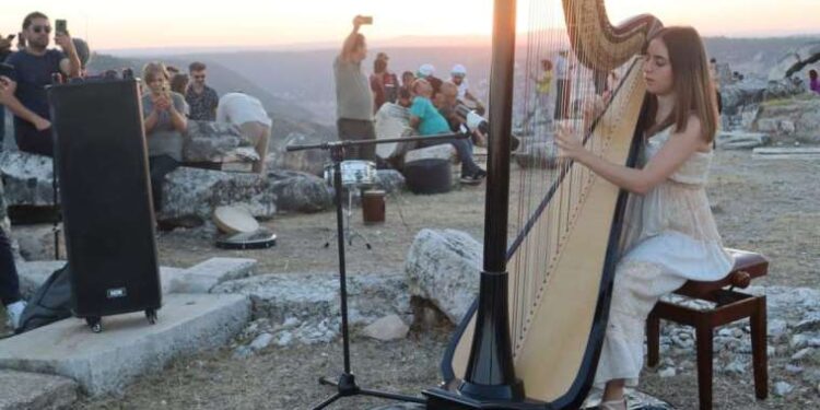 20 asırlık tapınakta gün batımı konseri