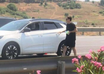 Aracının benzini biten şarkıcı Kutsi yolda kaldı!