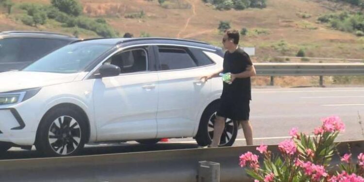 Aracının benzini biten şarkıcı Kutsi yolda kaldı!