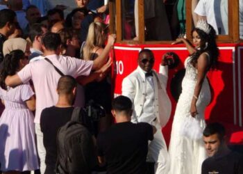 Taksim’de düğün fotoğrafı çektiren yabancı çiftler ilgi odağı oldu