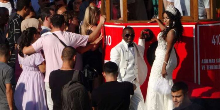 Taksim’de düğün fotoğrafı çektiren yabancı çiftler ilgi odağı oldu