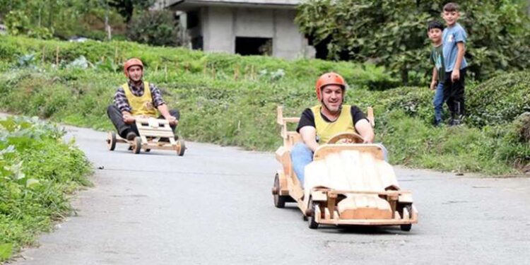 Rize’de heyecan dolu anlar: Tahta arabalar ‘Laz Ralli’nde kapıştı!