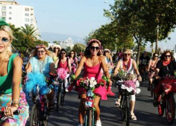 Süslü Kadınlar ‘Hareketlilik Haftası’nda Karşıyaka’da pedal çevirdi