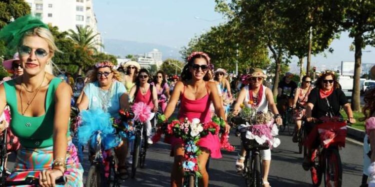 Süslü Kadınlar ‘Hareketlilik Haftası’nda Karşıyaka’da pedal çevirdi