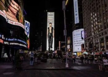 Times Meydanı’nda ilk kez bir Türk şarkıcının albümü tanıtıldı