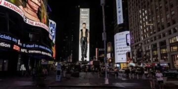 Times Meydanı’nda ilk kez bir Türk şarkıcının albümü tanıtıldı