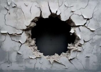 Duvarın içinden çıkanlar şoke etti! Çift, yeni evlerinde şaşırtıcı bir şey buldu…