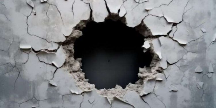 Duvarın içinden çıkanlar şoke etti! Çift, yeni evlerinde şaşırtıcı bir şey buldu…