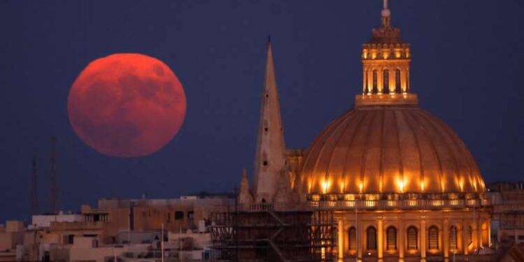 Fotoğraflarla: Dünyadan dolunay manzaraları