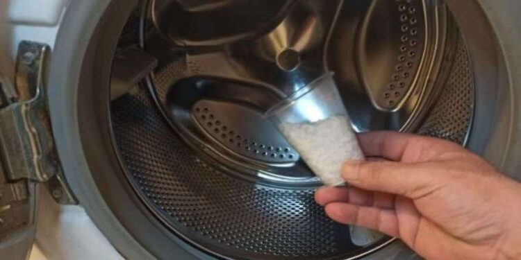 1 bardağı çamaşır makinesindeki kireci sökmeye yetiyor! Çaydanlıklarda da işe yarıyor…