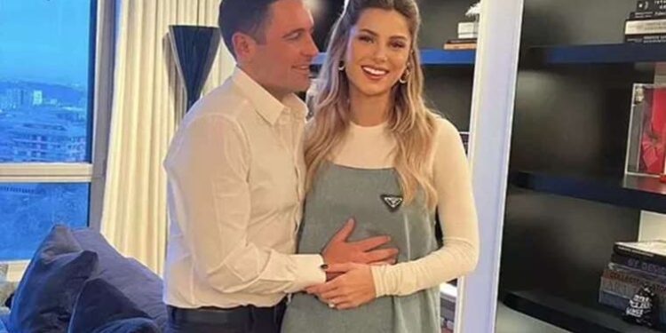 Nazlı ve Hacı Sabancı çifti bebeklerinin fotoğrafını paylaştı