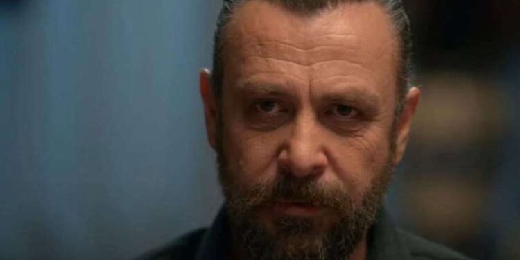 Ünlü oyuncu Nejat İşler Fenerbahçe maçına gitmek için otostop çekti