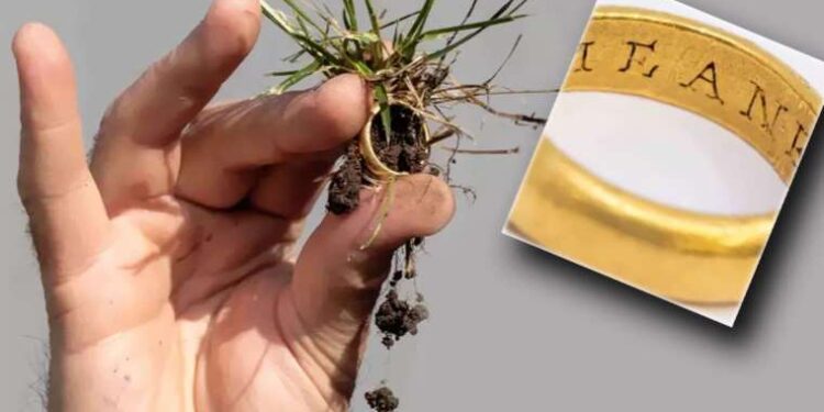 Metal dedektörü ile buldular… 460 yıllık yüzükteki gizemli mesaj